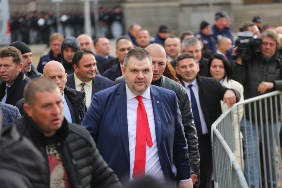 ПРИСЪДА ЗА ЛИЦЕМЕРИЕТО: Само Пеевски дръзна да каже, че Царят е гол