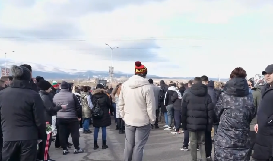 Заради момичето, загинало след сблъсък с коне: Протест затвори пътя Кюстендил-Гюешево Заради момичето, загинало след сблъсък с коне: Протест затвори пътя Кюстендил-Гюешево
