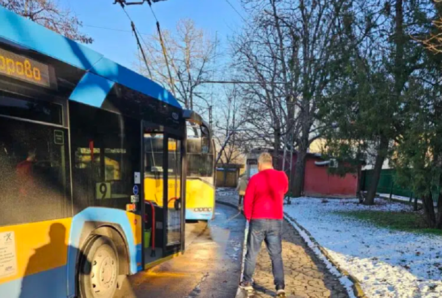 НАЗДРАВЕ! Пиян шофьор на тролей блъсна друг тролей в София (СНИМКИ)