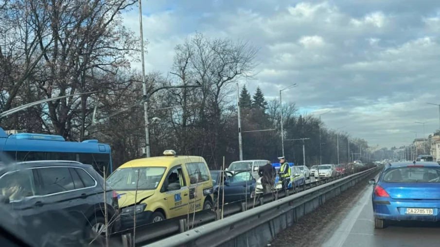 Верижна катастрофа на Орлов мост в София, има голямо задръстване