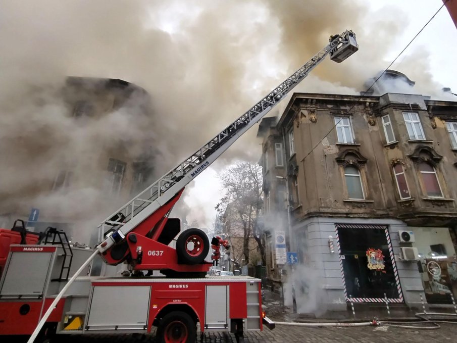 ОГНЕНА СТИХИЯ: Пожар избухна в жилищна сграда в центъра на София, отцепиха района