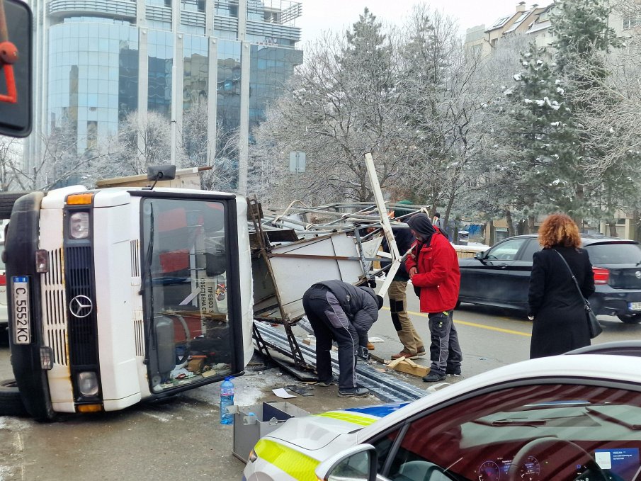 ЗРЕЛИЩНА КАТАСТРОФА В СОФИЯ: Камион се преобърна след удар с автобус (СНИМКИ)