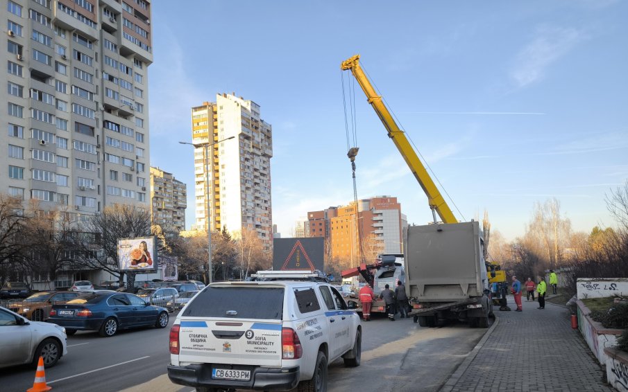 Ето какво остана от пешеходния мост в София, в който се натресе камион (СНИМКИ)