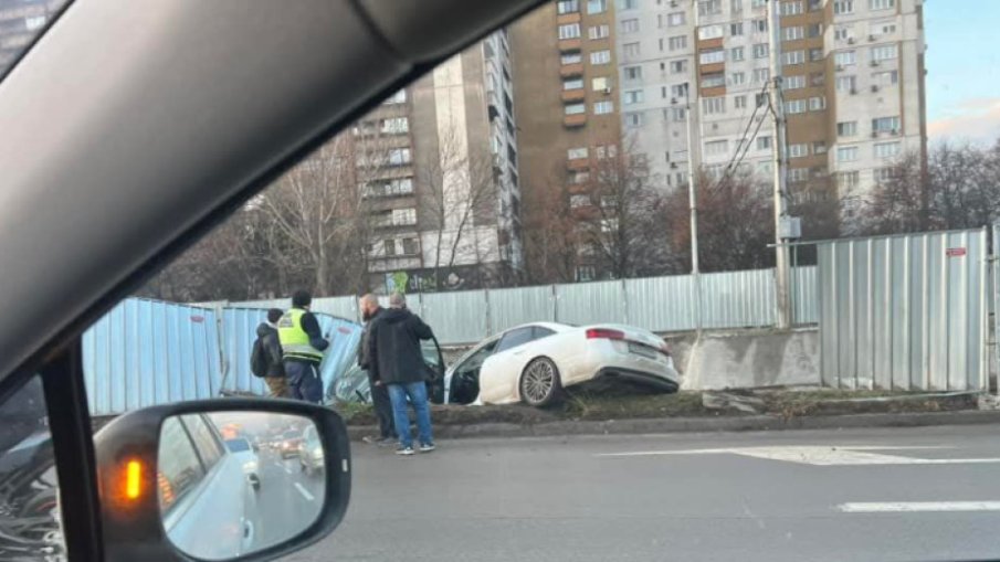 Автомобил полетя в изкоп на метрото на бул. Цариградско шосе в София