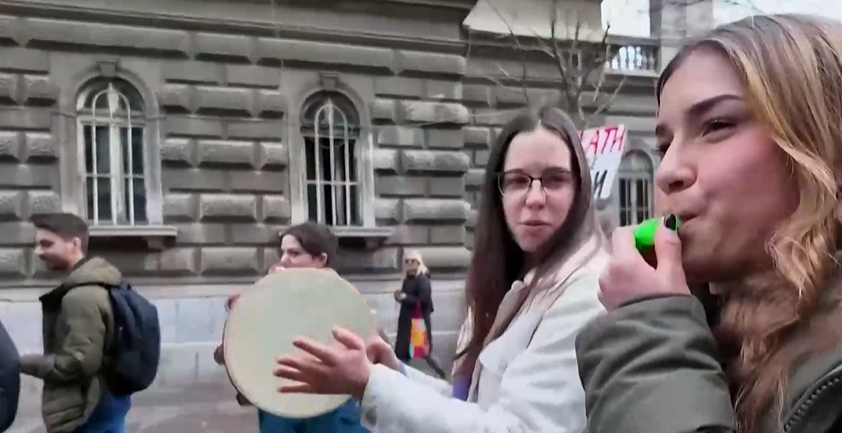 Външно с апел да се избягват местата на протестите в Сърбия