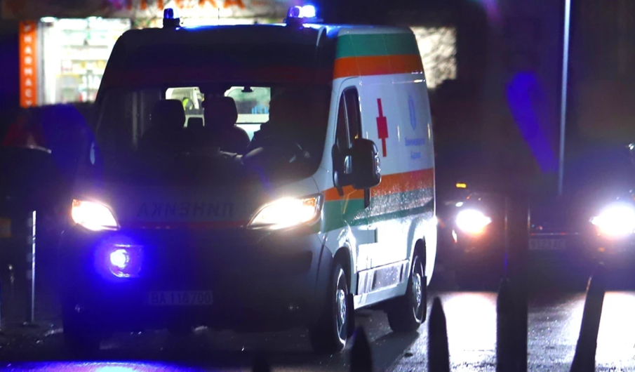 26-годишен мъж е с опасност за живота след сбиване пред заведение в Сливен 26-годишен мъж е с опасност за живота след сбиване пред заведение в Сливен