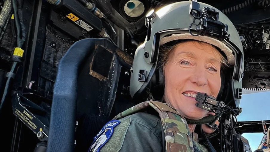 ГОРЕЩИ ПОДРОБНОСТИ! Транссексуална управлявала военния хеликоптер, блъснал се в пътническия самолет над Вашингтон