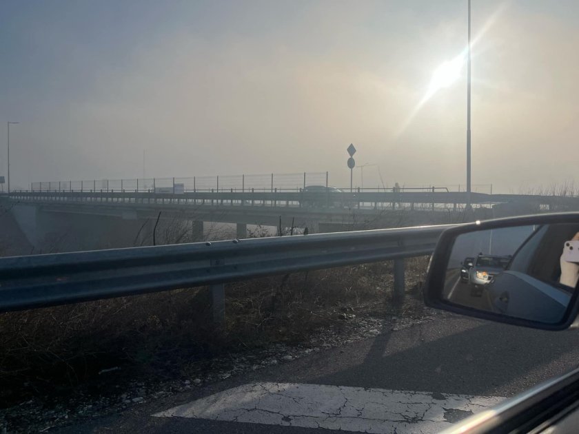 ЗАРАДИ ГЪСТАТА МЪГЛА: Две катастрофи на Струма, затвориха част от пътя