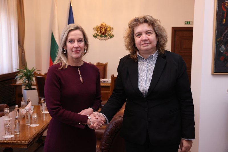 Наталия Киселова разговаря с представителя на УНИЦЕФ в България Кристина де Бройн