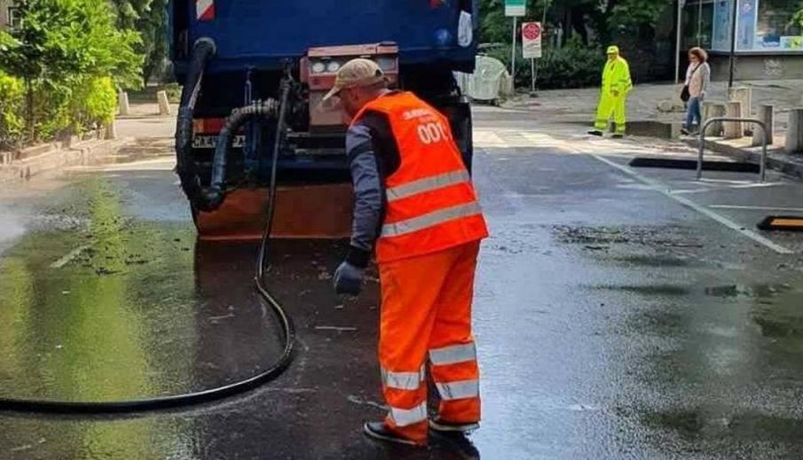 Мият улици и булеварди в 10 района в София