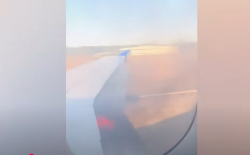 Запали се крило на излитащ самолет в САЩ (ВИДЕО)