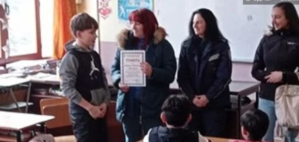 Наградиха шестокласник, намерил портфейл на турист и го предал в полицията