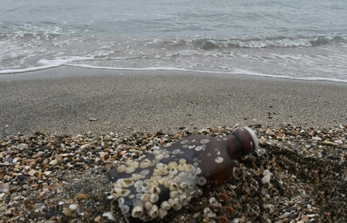 Морето изхвърли бутилка украинска водка с раковини