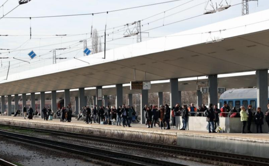 Масово закъснение на влакове заради проблем на Централна гара София