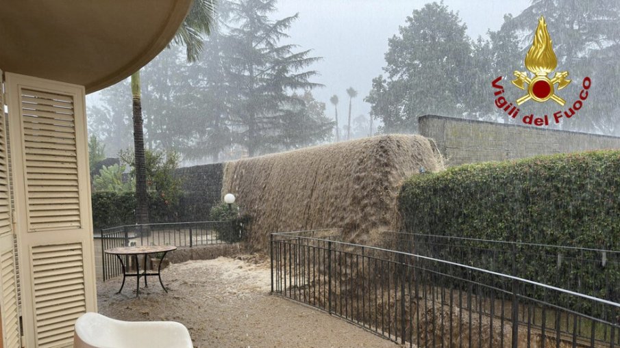 Порои причиниха наводнения в Сицилия (ВИДЕО+СНИМКИ)