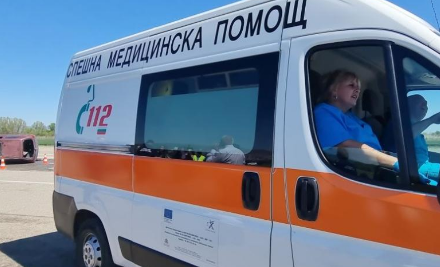 Мъж падна от 3-метрова платформа в двора на училище в Своге