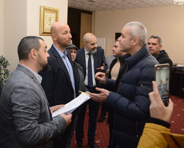 ЛУД ЕКШЪН ВЪВ ВАРНА! Костадинов и депутати от Възраждане нахлуха в общината, щурмуваха кабинета на кмета Коцев