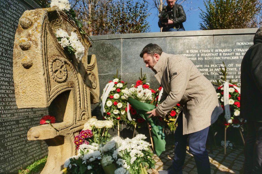 Министър Георг Георгиев се поклони пред Мемориала на жертвите на комунистическия режим 