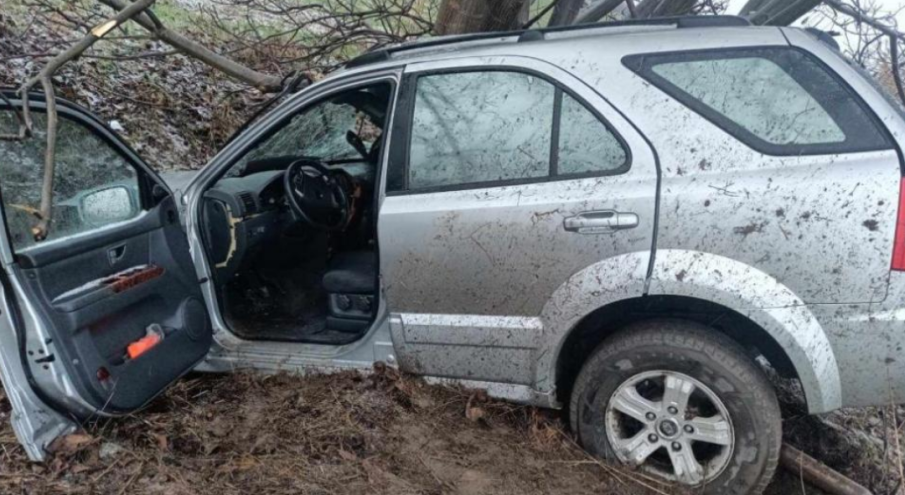 Кола падна в канавка, пиян отрече да е шофирал