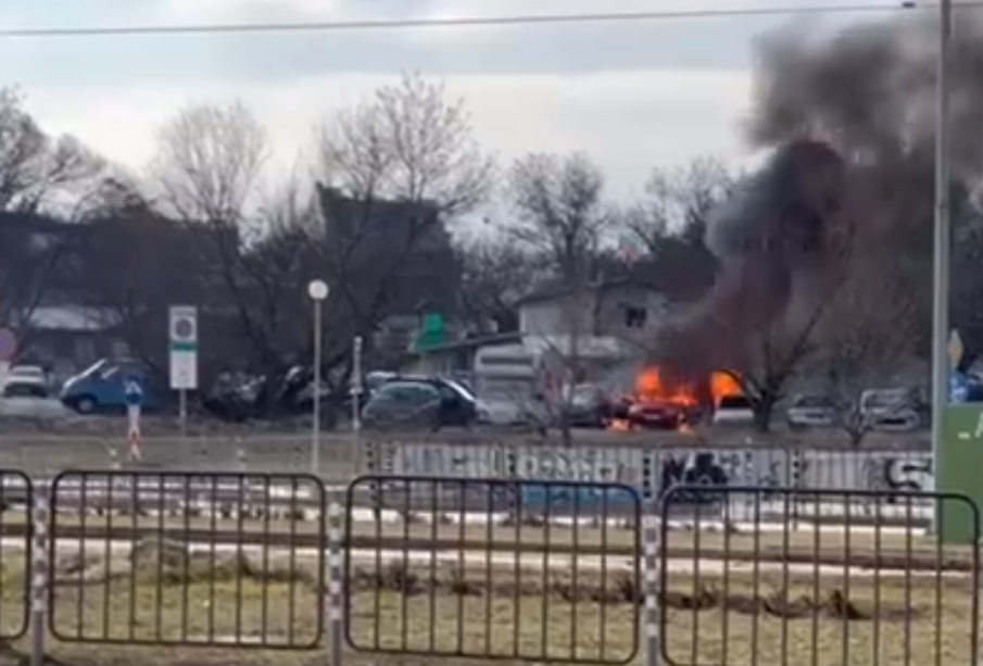 Микробус и пет коли изгоряха близо до Централна гара в София (ВИДЕО)