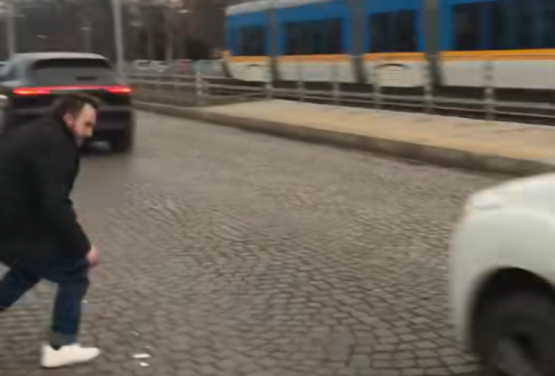 ДРАМА! Самоуби се мъжът, хвърлял се под гумите на колите в София