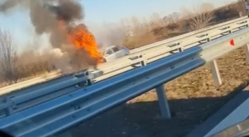 ЖЕСТОКА КАТАСТРОФА НА ТРАКИЯ: Кола се запали след удар в камион, има жертва и тежко ранен