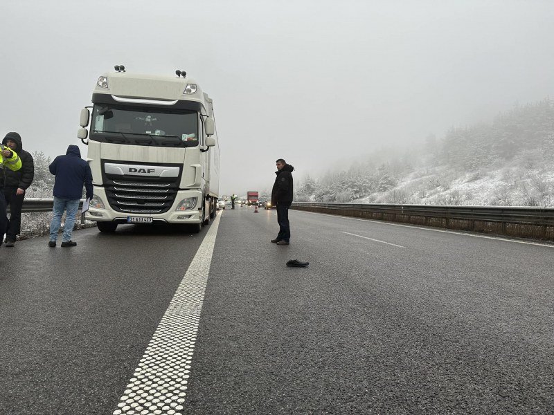 ТЕЖЪК ИНЦИДЕНТ! Камион помете човек в аварийната лента на Тракия“, тираджията наду газта и офейка