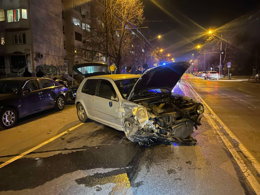 ПО ТЪМНА ДОБА: Разносвач на пици помля 10 паркирани коли в София (СНИМКИ)