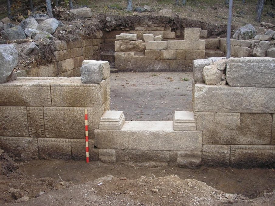 Изгубен от хилядолетия дворец изкопаха в дебрите на Средна гора (СНИМКИ)