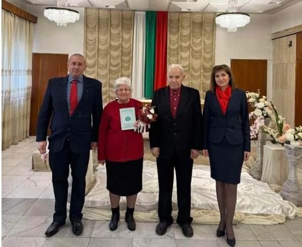 ЗА ЛЮБОВТА ВЪЗРАСТ НЯМА! Възрастна двойка от старческия дом в село Фетово сключи брак