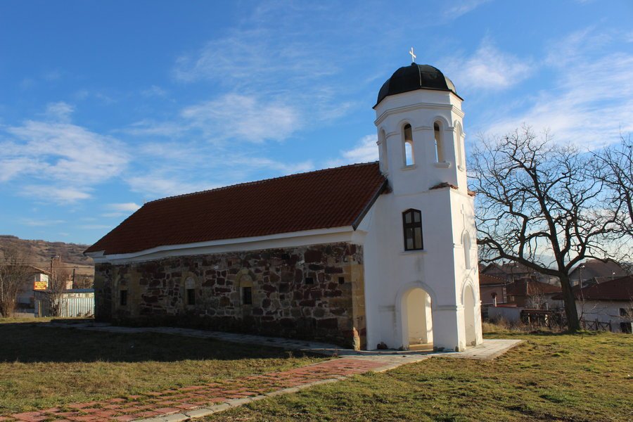 Вековен храм в Пернишко стои под ключ заради липса на свещеник