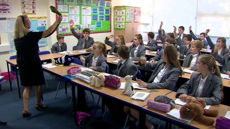 В Англия го закъсаха, съкращават учители