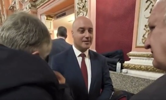 ЛУД СЛАЛОМ! Радев се измъкна през задния изход след лекцията за съдебната реформа - бивш министър бяга между гостите от микрофона на ПИК (ВИДЕО)