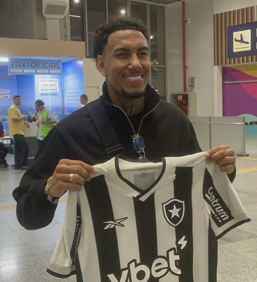 Руан Круз позира с фланелката на Ботафого