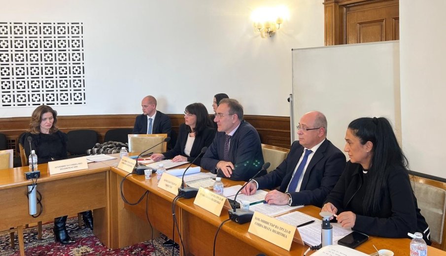 Министър Гуцанов: 81 дома за стари хора ще бъдат модернизирани