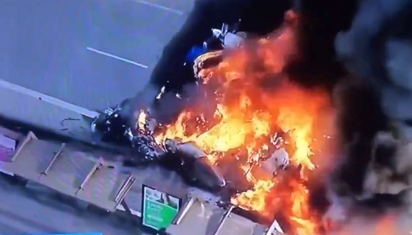 Самолет се разби на главен път в Сао Пауло, двама загинаха (ВИДЕО)