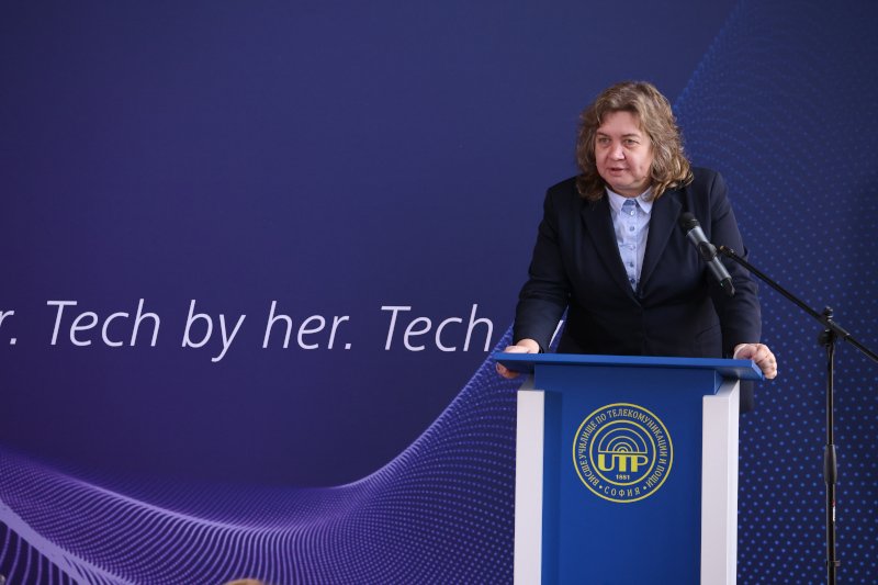 Киселова поздрави участниците в програмата „Women in Tech - Жените в технологиите” за 2025 г. във Висшето училище по телекомуникации и пощи
