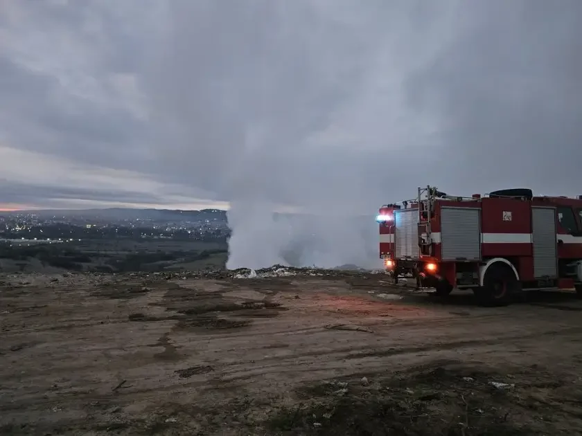 Строителното сметище край Харманли продължава да гори