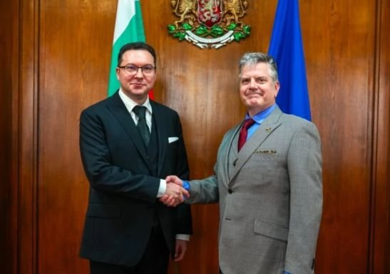 Министър Митов се срещна с временно изпълняващия длъжността посланик на САЩ в София