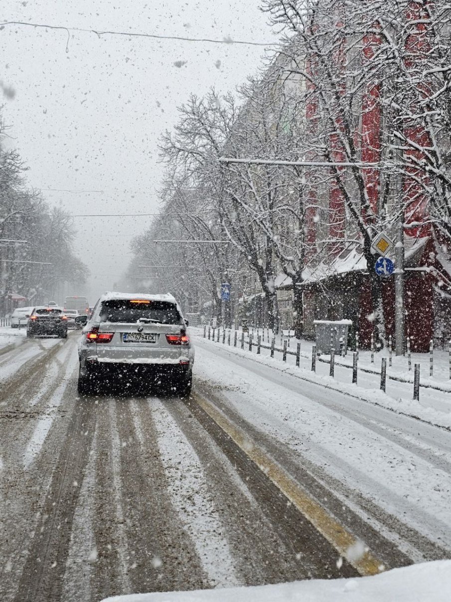 След обилния снеговалеж в София: 60 катастрофи в понеделник