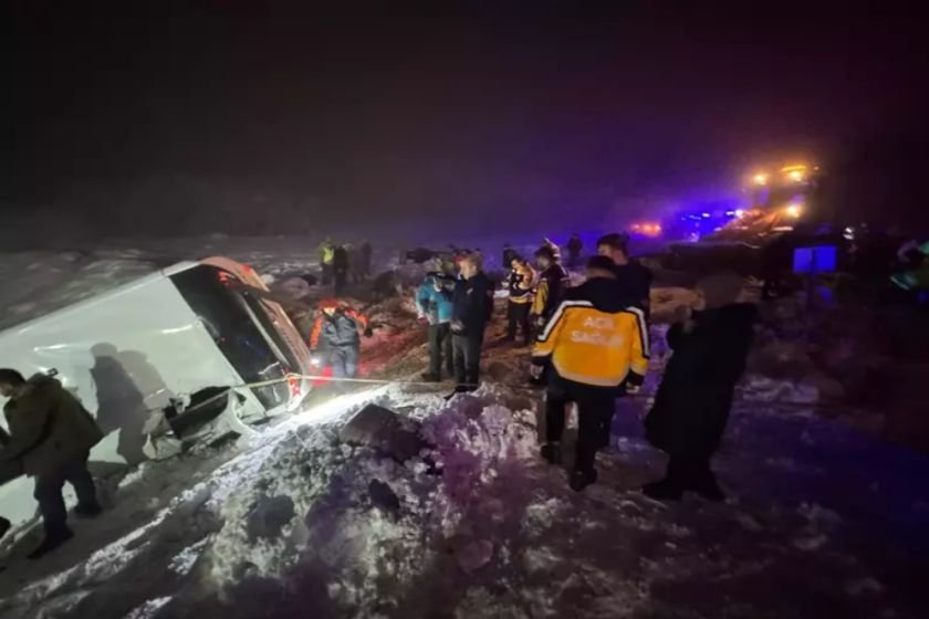 Автобус падна в дере в Турция, 5-има са загинали, 38 са ранени