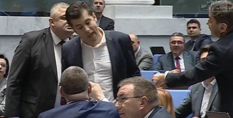 МРЕЖАТА ГЪРМИ за истерясалия Киро: Надрусано селско биче скача на бой на другарче, за което работи (ВИДЕО/СНИМКА)