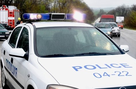 70-годишен шофьор помете спряла патрулка на Петрохан