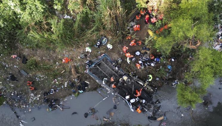 Автобус падна от мост в Гватемала, над 50 души загинаха (ВИДЕО)