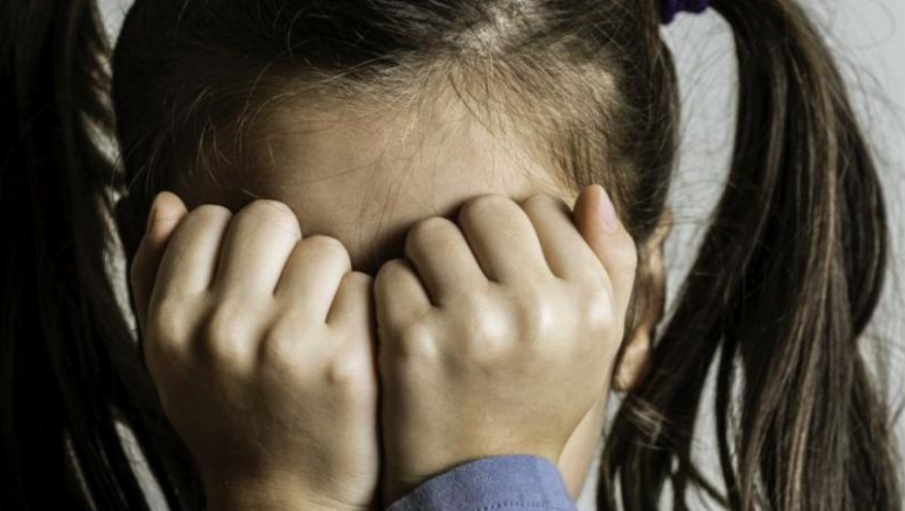 17-годишно момиче помля непълнолетната си дъщеря