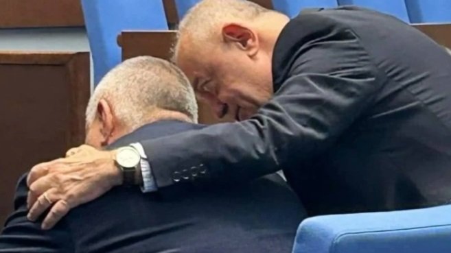 Ген. Атанасов се фръцна на Бойко: ДБ ритна вратата, за да не му целува ръката Ген. Атанасов се фръцна на Бойко: ДБ ритна вратата, за да не му целува ръката