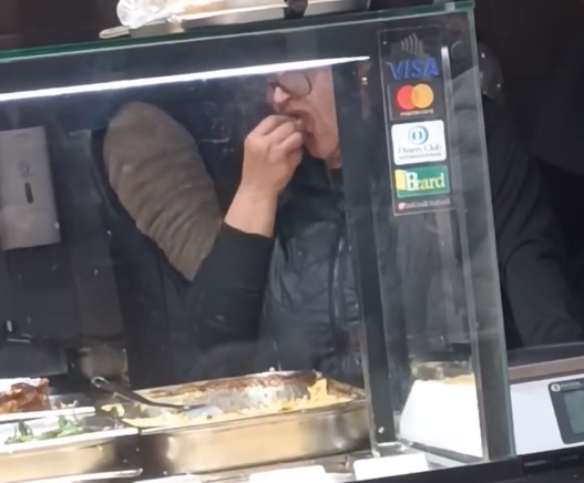 ПОТРЕС! Продавачка от топлата витрина в пернишки хипермаркет нагъва от тавата (ВИДЕО)