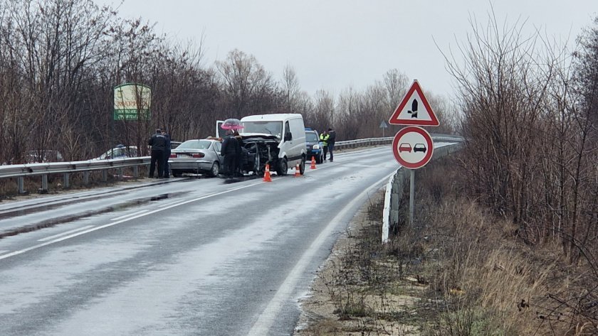 ФАТАЛЕН УДАР: Шофьор загина при тежка катастрофа в Пловдивско, спътничката му е в критично състояние