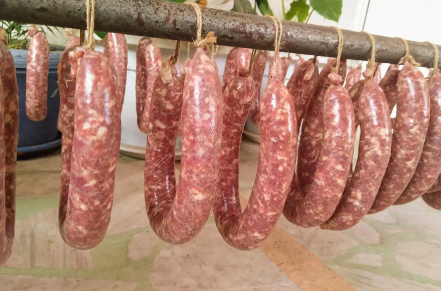 Гладен апаш сви 33 наденици, оставени за сушене