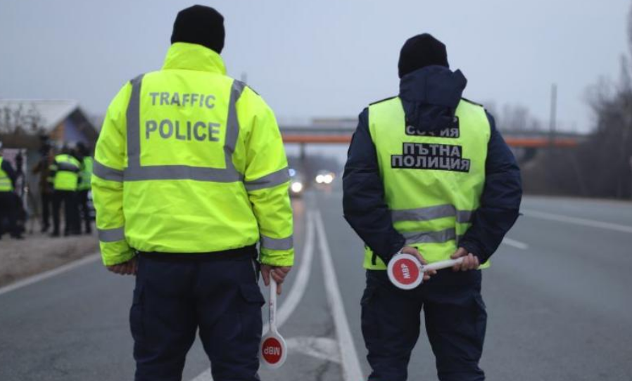 Хванаха 16-годишен зад волана на кола с чужди регистрационни табели